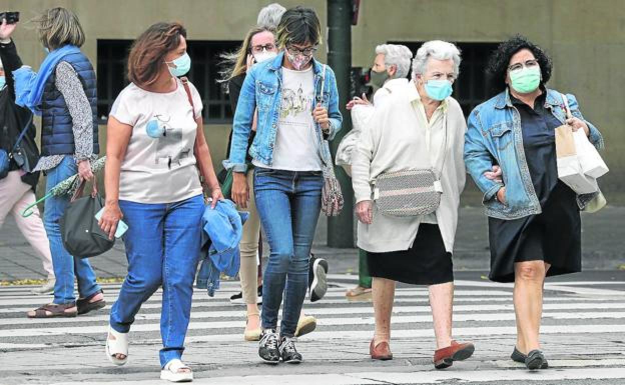 Varias mujeres transitan por una calle de Pamplona. 