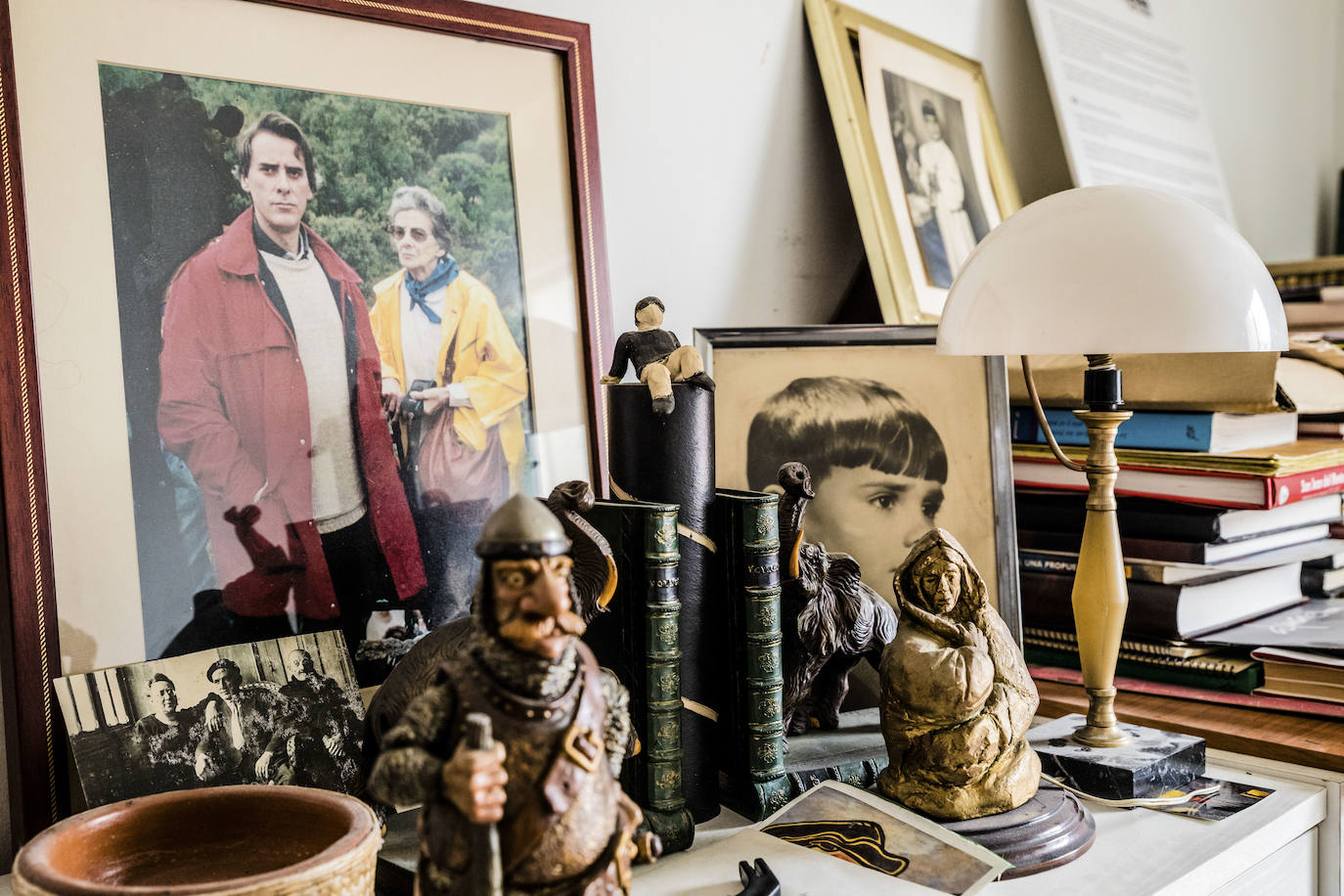 Detalles personales y familiares en un rincón del estudio de Almarcha.