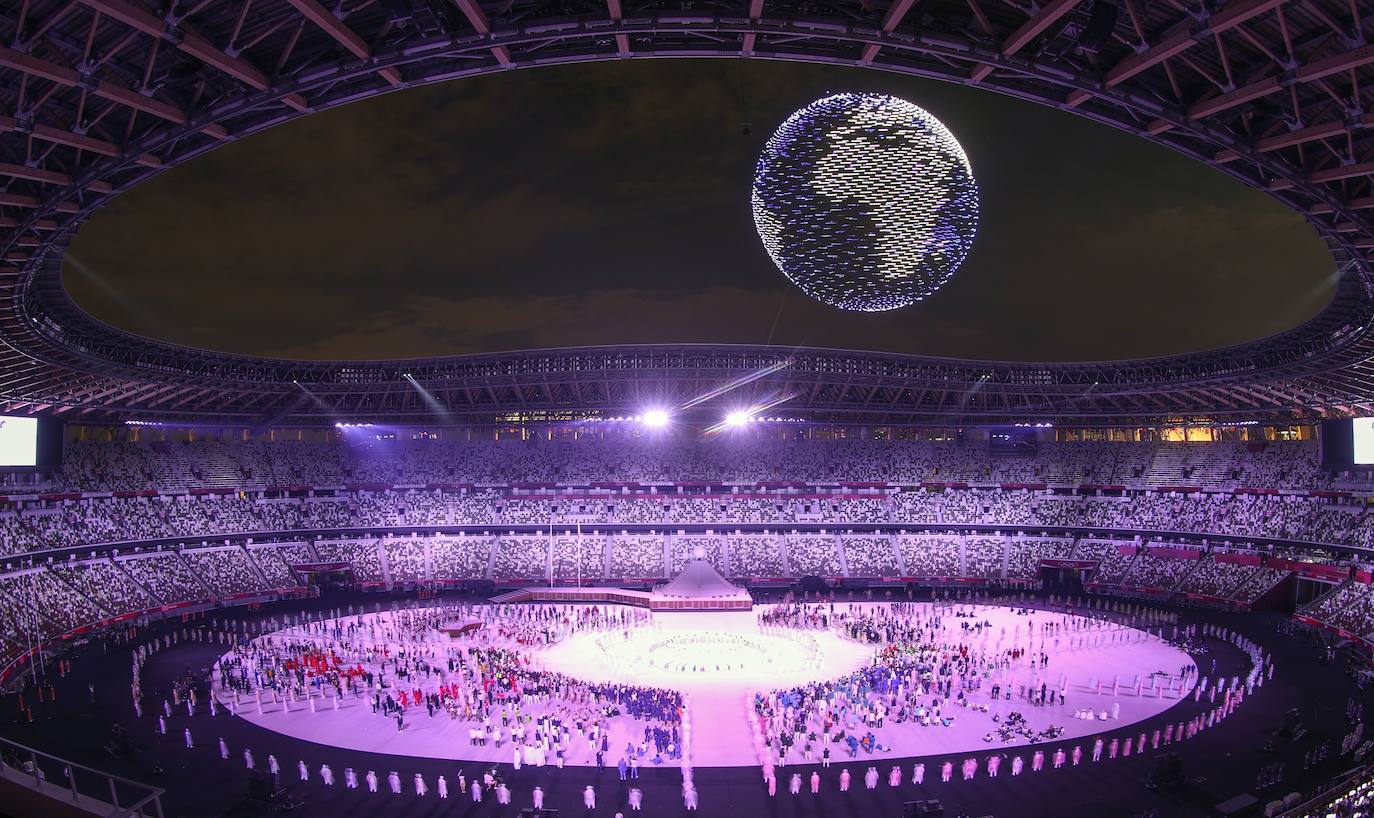 Los drones forman un globo en el cielo sobre el Estadio Nacional de Tokio durante la ceremonia de inauguración de los Juegos Olímpicos de Tokio 2020. 
