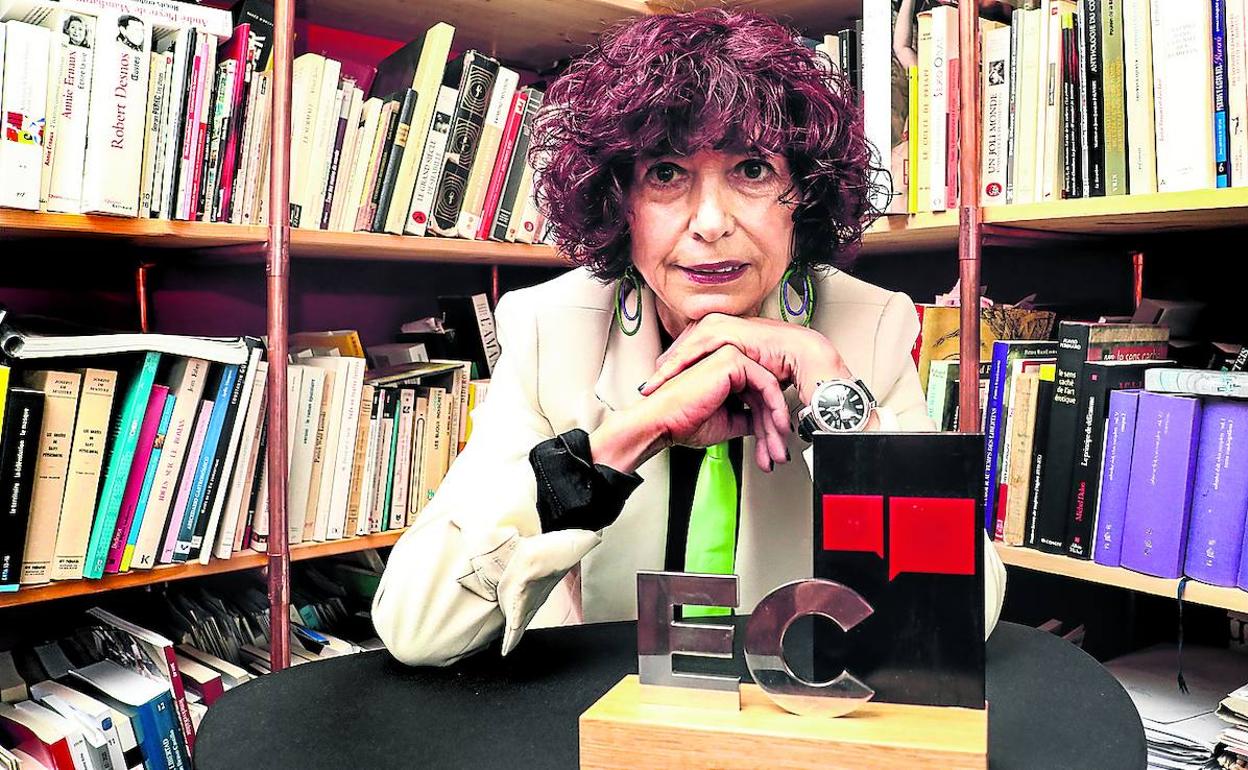 La profesora y académica europea Lydia Vázquez, rodeada de libros, con su trofeo de Alavesa del Mes de ELCORREO. 