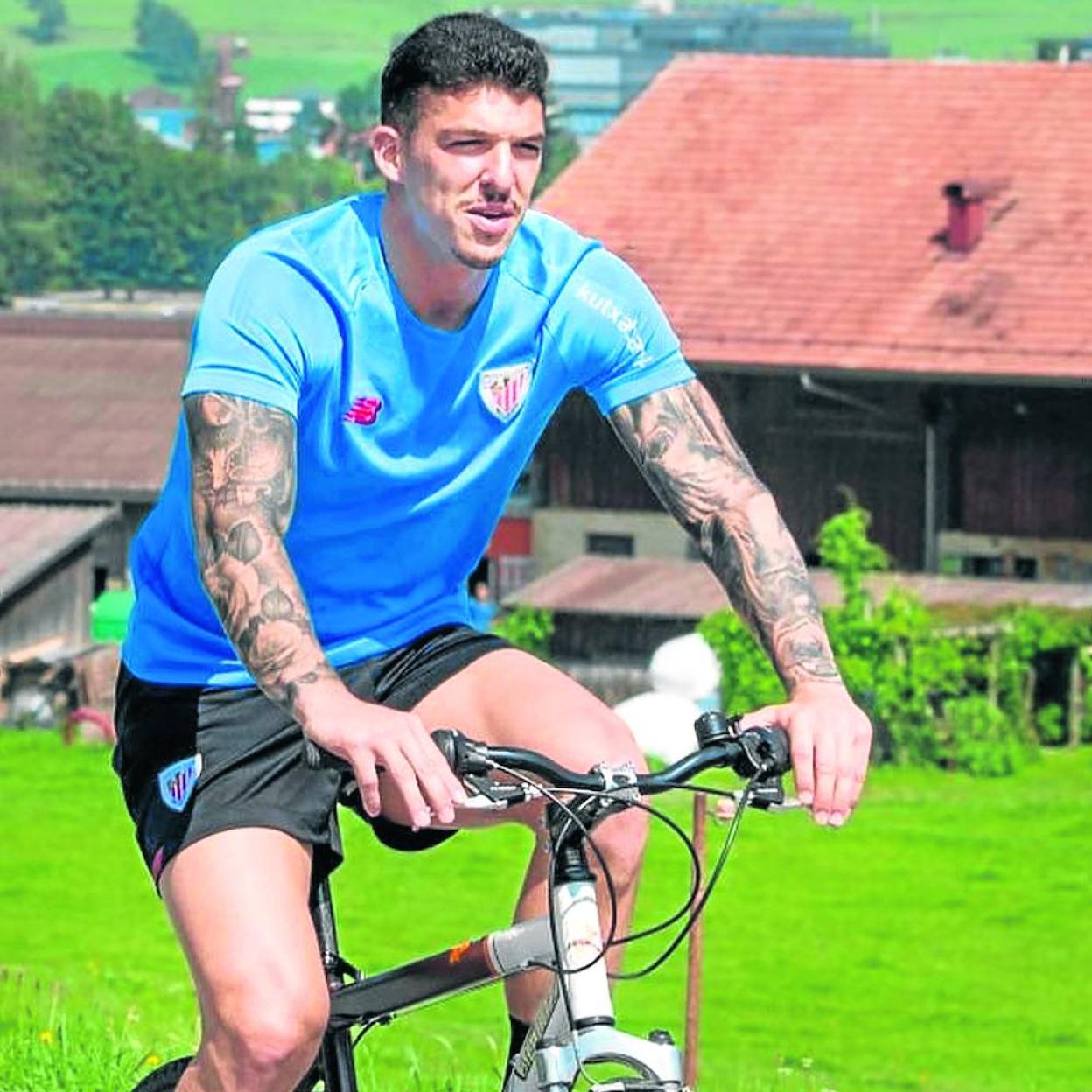 Ander Capa, en bicicleta en las inmediaciones del hotel del Athletic en San Galo. 
