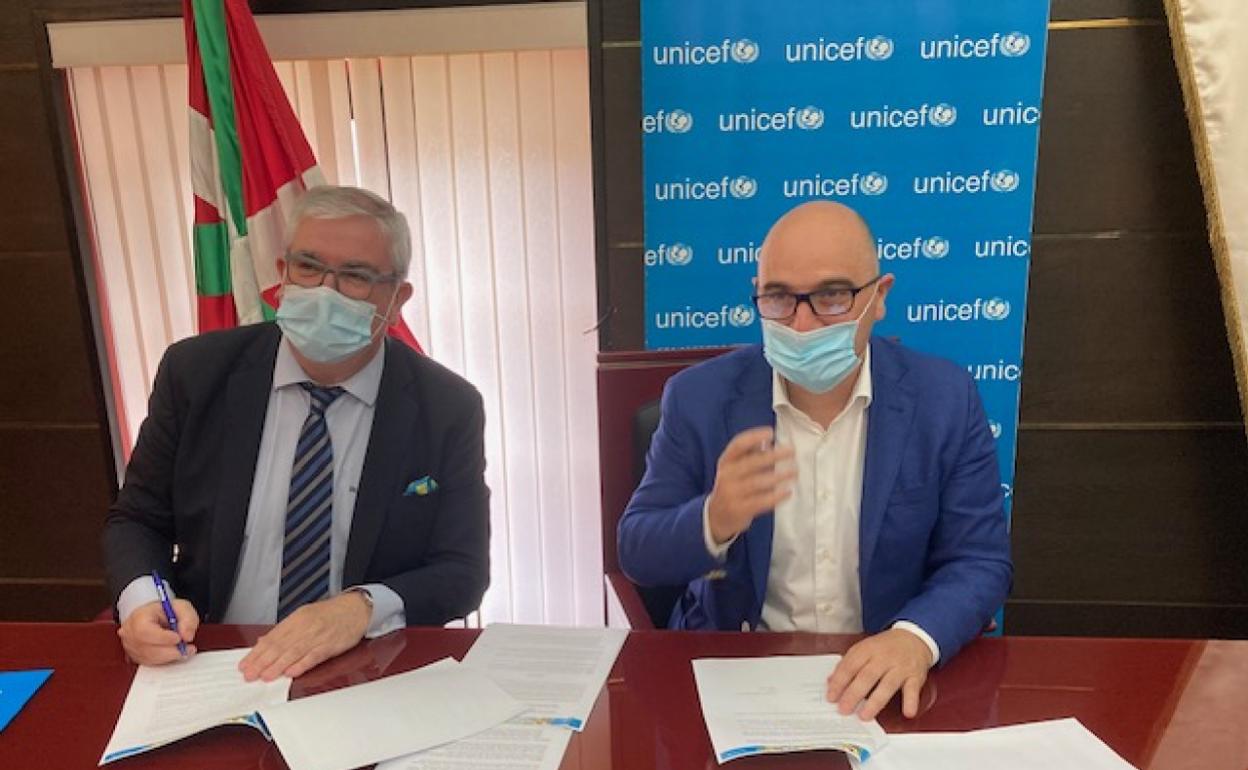 El presidente de Uncief Comité País Vasco (izquierda) en la firma del convenio de colaboración con el alcalde de Zalla, Juanra Urkijo. 