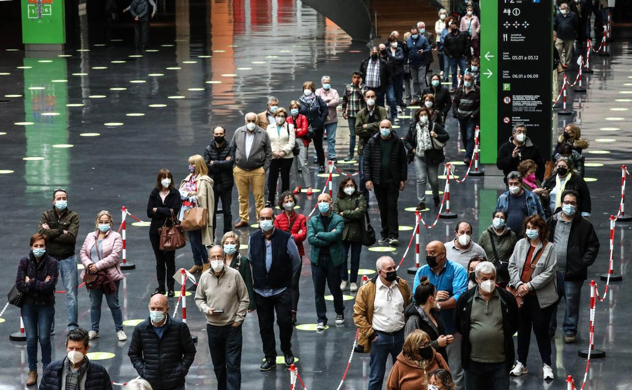 Miles de sexagenarios tienen cita estos días para recibir la segunda dosis de AstraZeneca. 