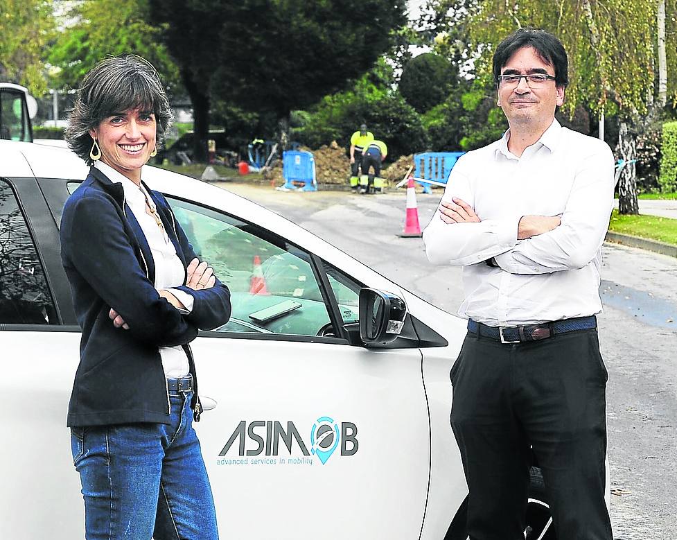 Estíbaliz Barañano e Ibon Aretxalde, con uno de sus equipos.