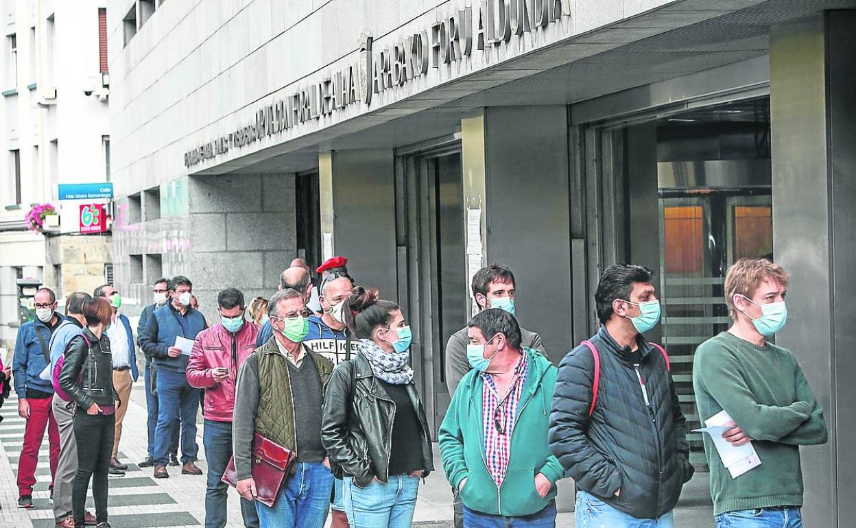 Un grupo de contribuyentes espera a ser atendido en las oficinas de Vitoria. 