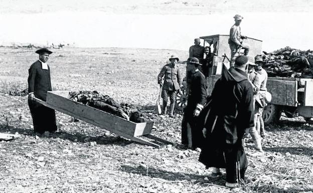 Retirada de cadáveres del campo de batalla.