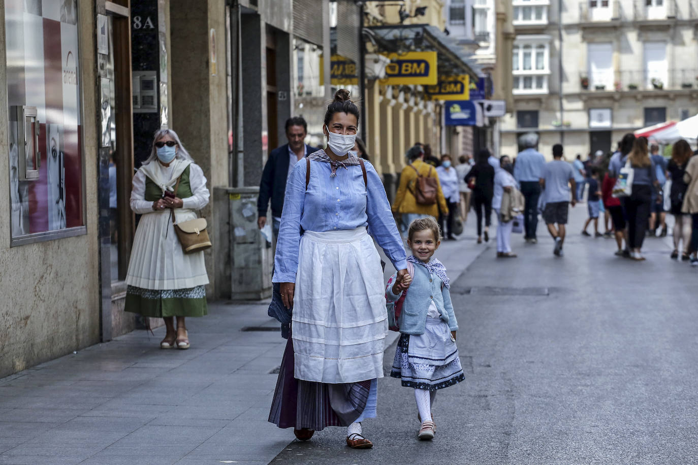 Fotos: Blusas y neskas vuelven a las calles de Vitoria un año después