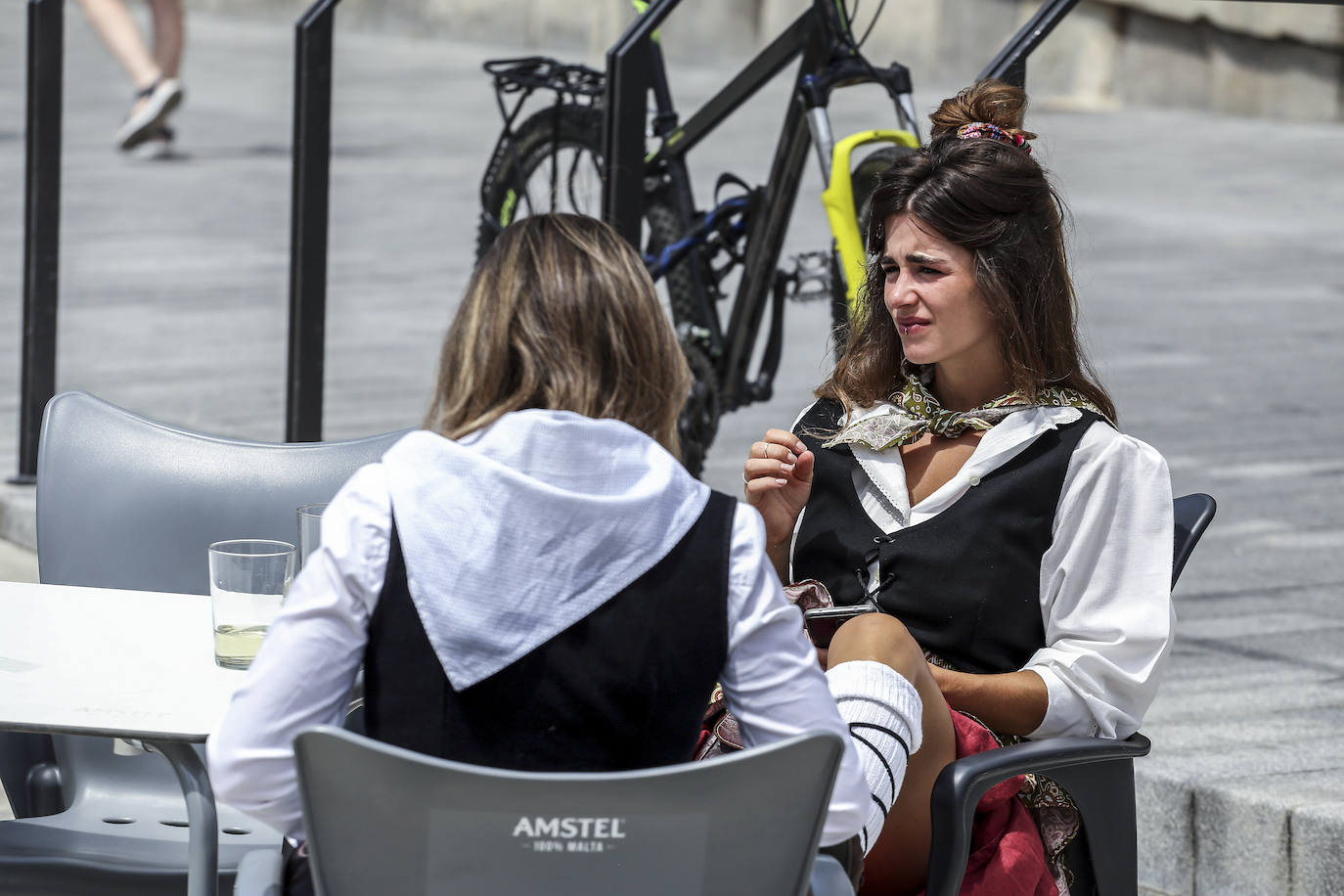 Fotos: Blusas y neskas vuelven a las calles de Vitoria un año después