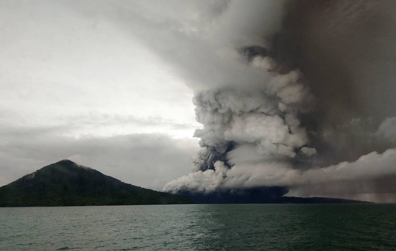 Krakatoa: Este volcán e isla que debido a su gran erupción en 1883 quedó prácticamente destruido, llegó a saldarse 36.000 víctimas. En 1927 surgió en el mismo lugar una isla llamada Anak Krakatau (hijo de Krakatoa). Su última erupción también se encuentra entre las más recientes ya que tuvo lugar en 2020 y aunque no provocó víctimas mortales, sí que su impresionante erupción llegó a verse desde el espacio. Aunque la más violenta y reciente tuvo lugar en 2018, la cuál provocó un gran tsunami que acabó con la vida de 439 personas. 