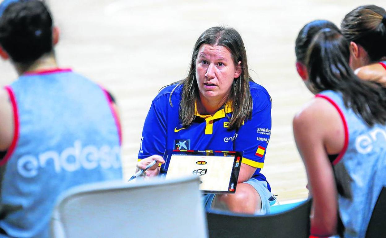 Made Urieta da instrucciones a un grupo de jugadoras del equipo nacional durante un entrenamiento.