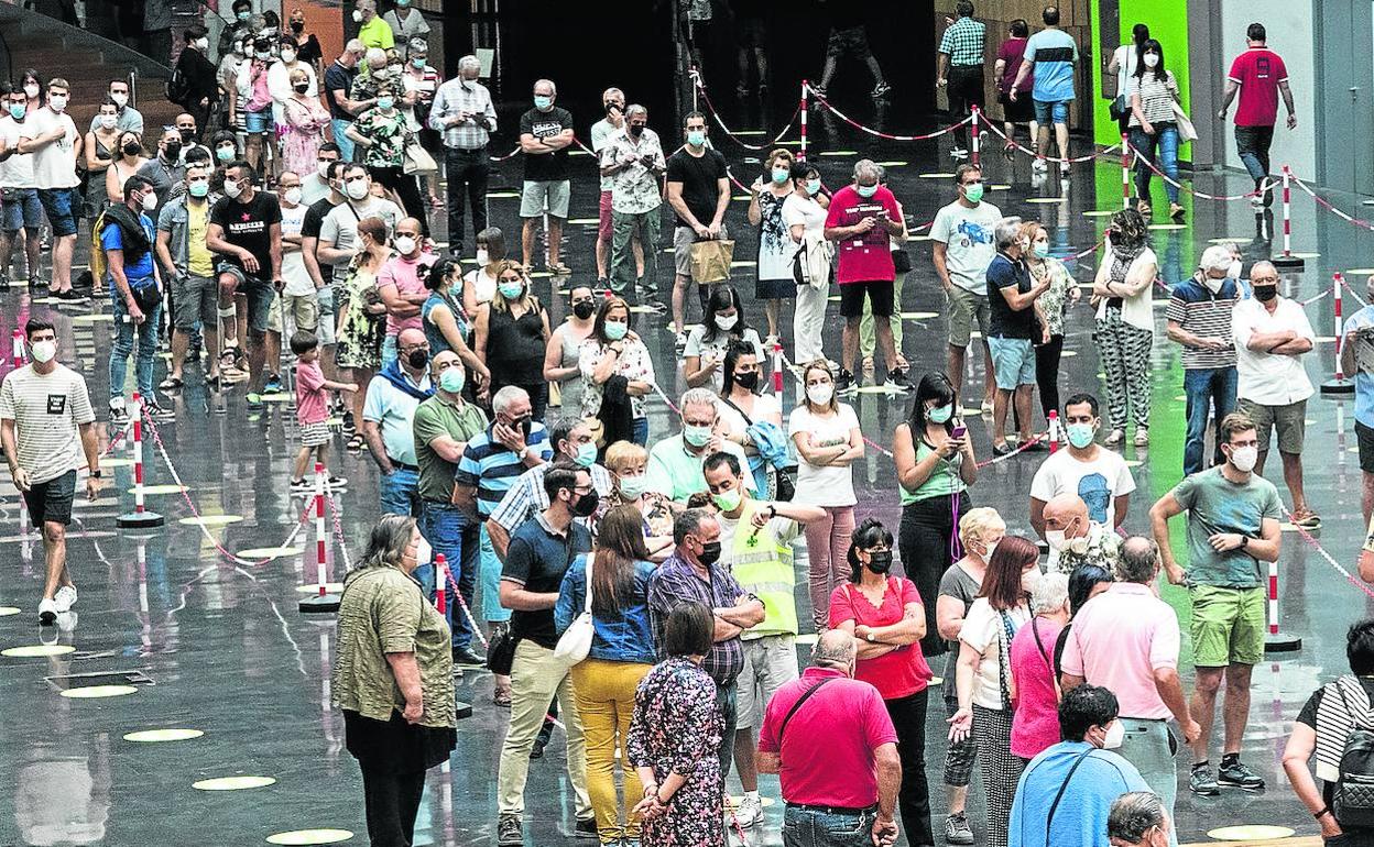 A media mañana la espera en el BEC para recibir la vacuna rondaba la media hora.
