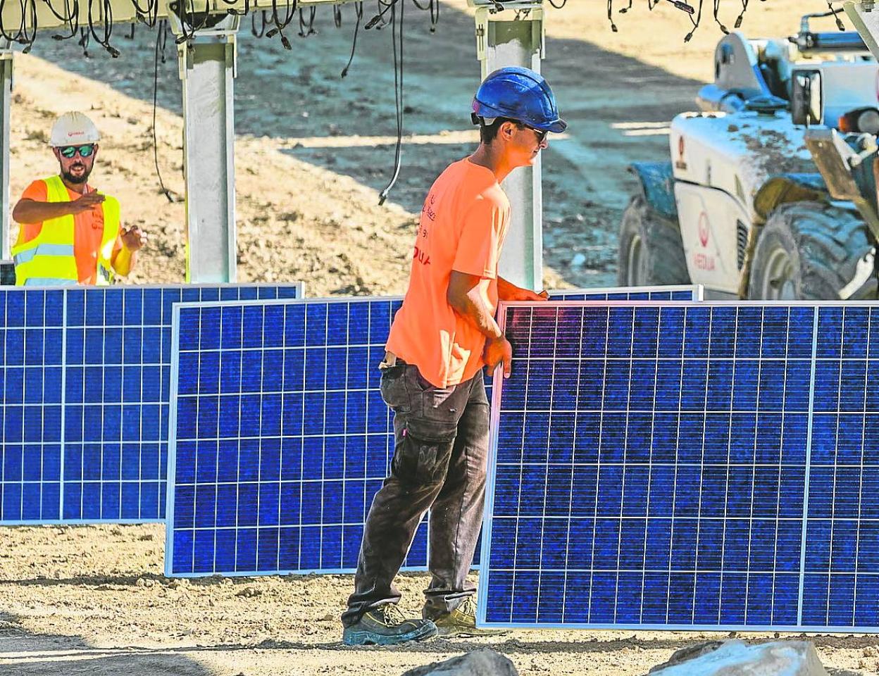 Operarios durante las obras de montaje del parque de Ekian, que ya está en funcionamiento. 