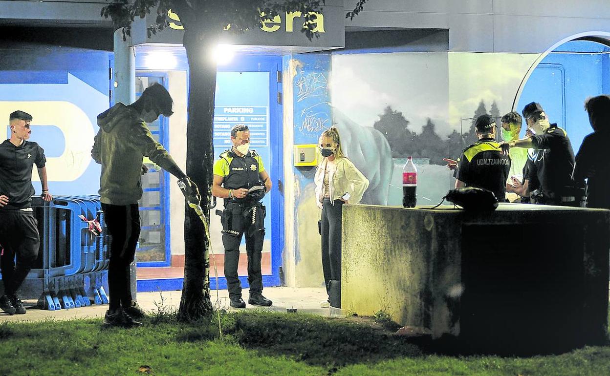 Agentes de la Policía Local de Barakaldo evitan el consumo de alcohol en la calle durante las pasadas 'no fiestas' de los Cármenes. 