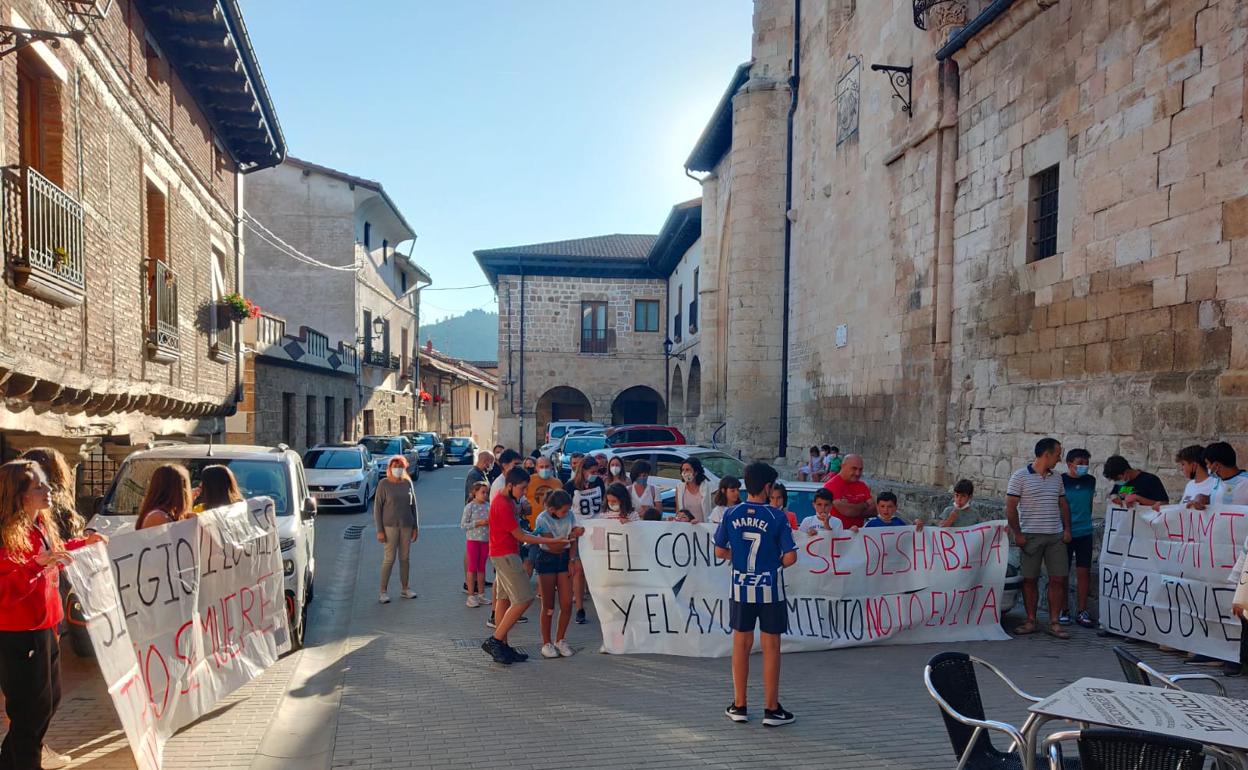 Los vecinos de Treviño se han manifestado en varias ocasiones para lograr mejoras en su pueblo. 
