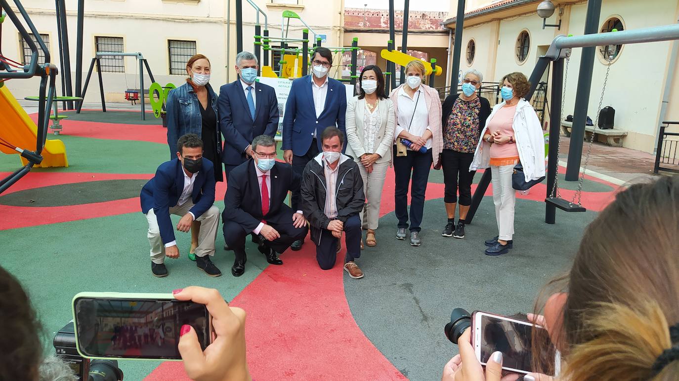 Iñaki Olabarrieta, nieto de Eugenio Olabarrieta, posa a la izquierda del alcalde en la presentación del área, en la plaza que lleva el nombre de su abuelo. 