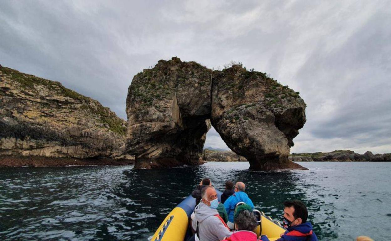 La erosión ha labrado un hueco en una de las rocas que forman el Acantilado del Infierno, entre Ribadesella y Llanes (Asturias).