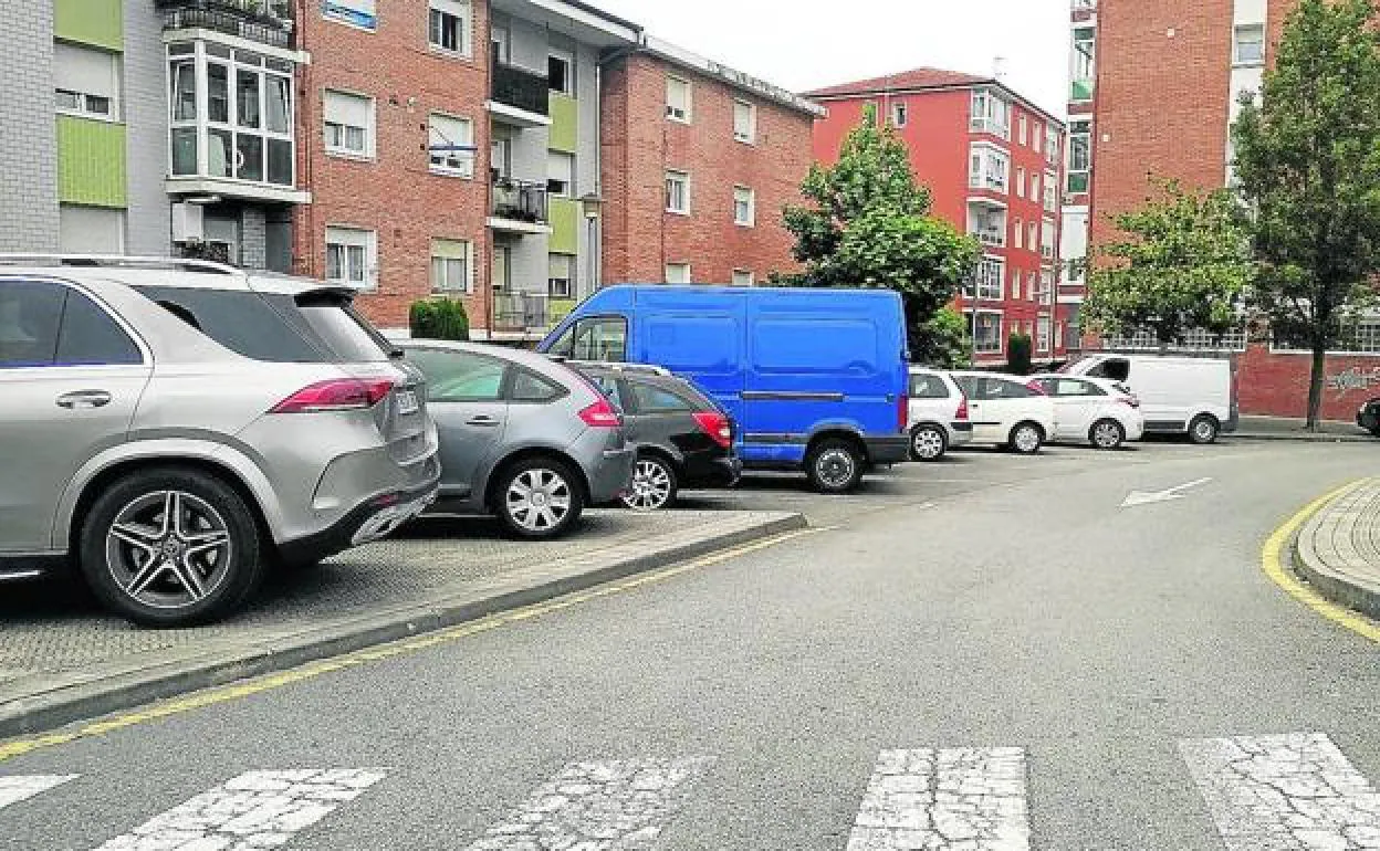 Vehículos estacionados encima de las aceras ante la falta de estacionamiento. 