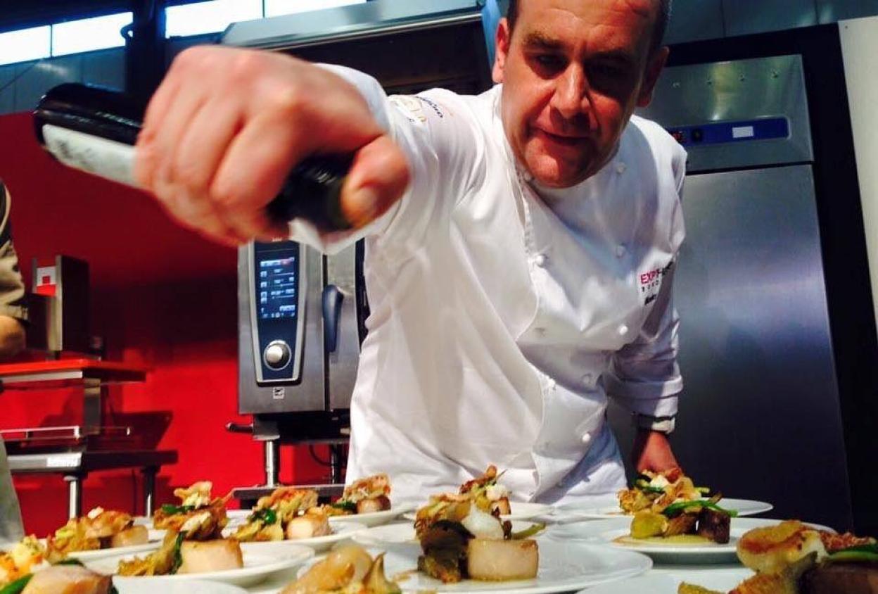 El cocinero Nicolás Ramírez, en plena faena.