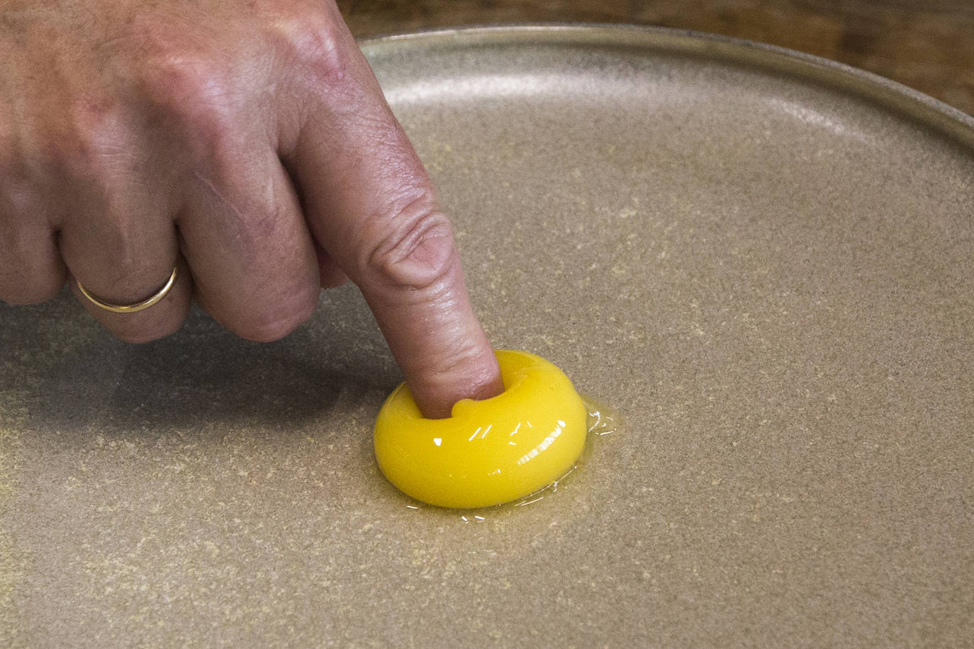 Fotos: Así es el recorrido del huevo ecológico desde el campo hasta nuestro plato