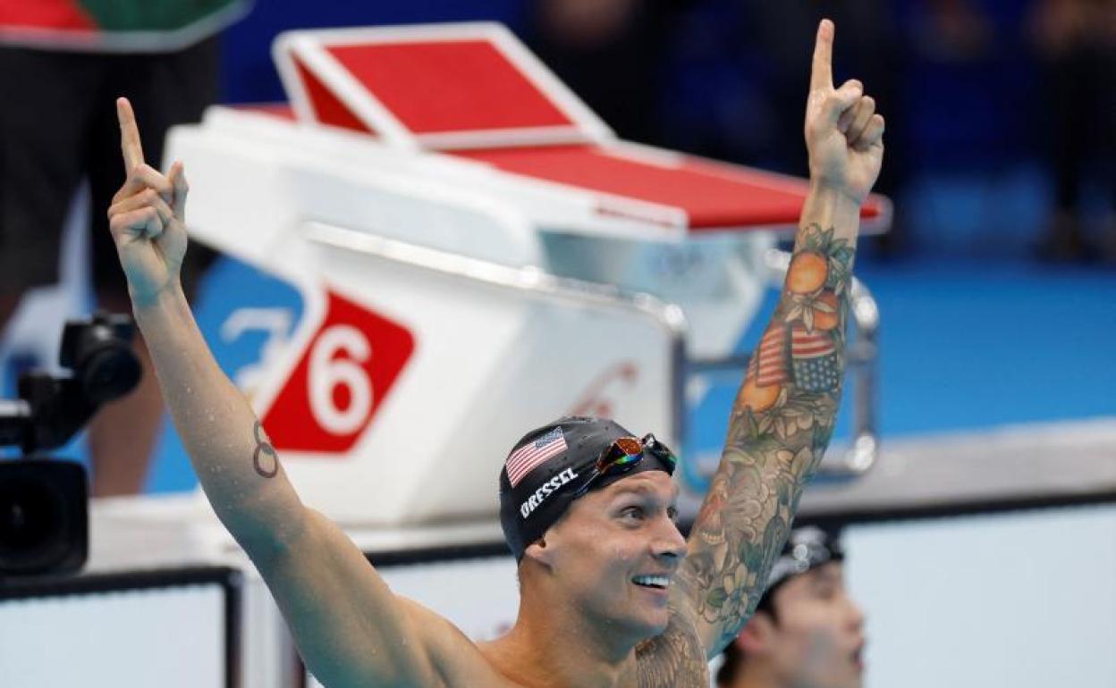 Caeleb Dressel celebra su victoria en el 100 libres.