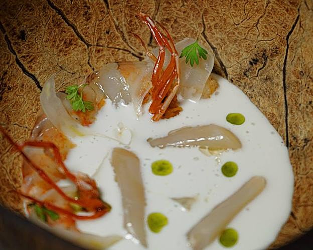 Acelgas rojas con velouté de jamón y oreja crujiente.