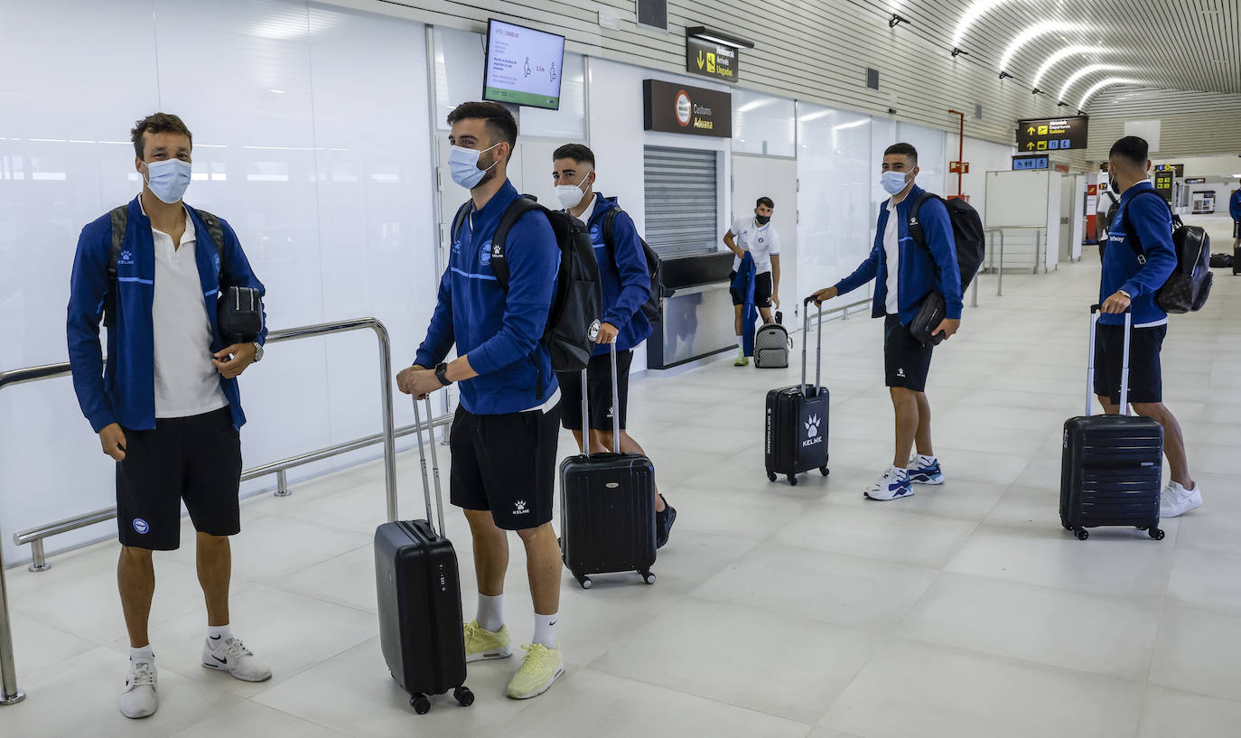 Fotos: El Alavés pone rumbo a La Manga