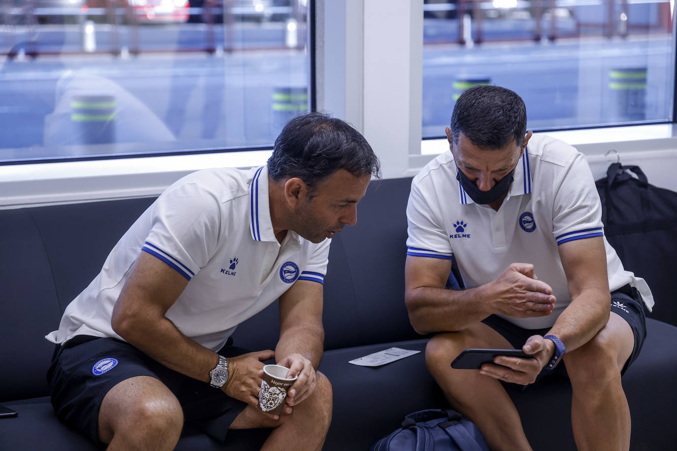 Fotos: El Alavés pone rumbo a La Manga