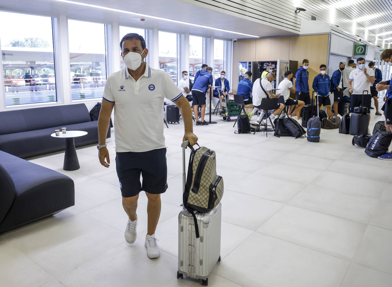 Fotos: El Alavés pone rumbo a La Manga