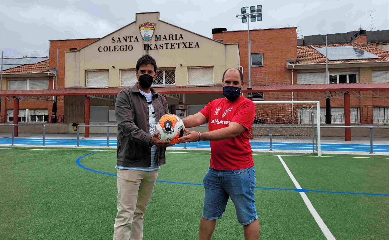 Eneko Macías, responsable de la oferta deportiva en el centro a través de Modusport y Alfonso Blázquez, director del colegio./