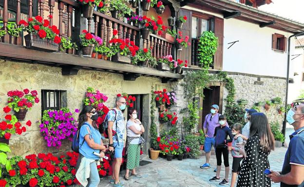 La guía, Henar Díez, comenta a los visitantes algunos aspectos de la historia de Potes en un rincón del casco antiguo. /