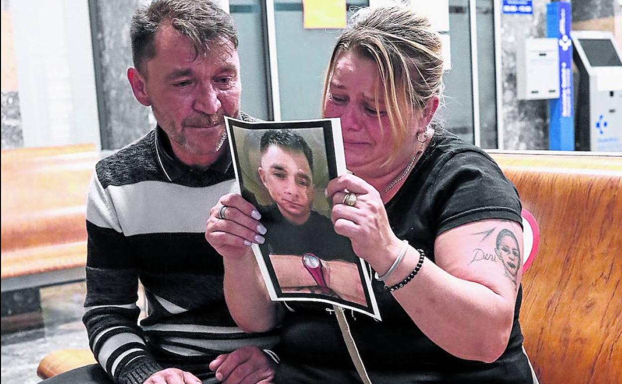 Eugen y Ana Claudia, los padres de Alex, este sábado con la foto de su hijo tras visitarlo en el hospital de Cruces.