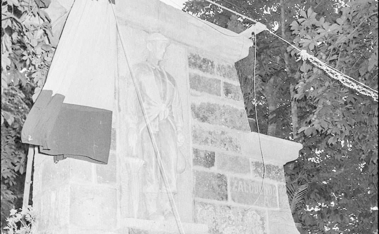 Inauguración de la fuente que Zalduondo dedicó a Celedón en 1971.