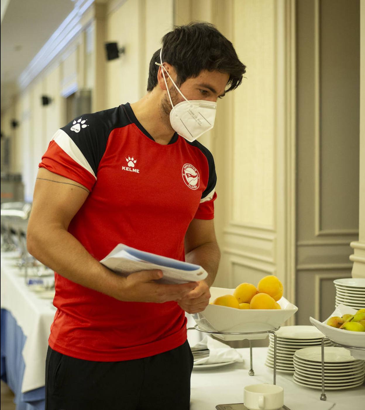 Nicolás de Silva supervisa el desayuno albiazul en La Manga. 