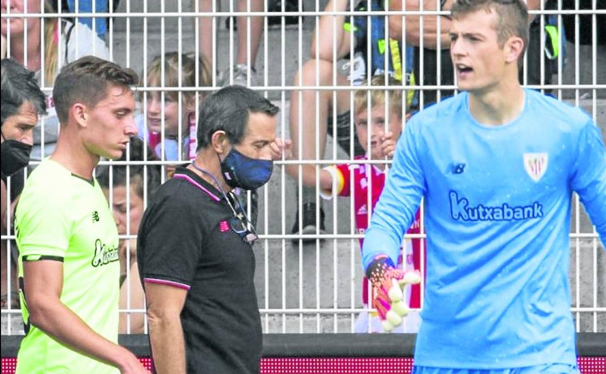 Agirrezabala en la portería, ayer, mientras se retiraba Petxarroman, con molestias. 
