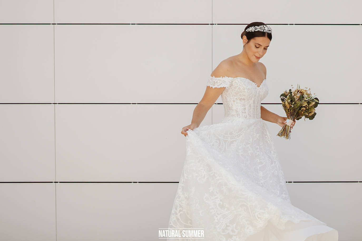 La diseñadora guipuzcoana Uxue Morejón y el escolta del Unicaja, Darío Brizuela, se dieron el «sí quiero» en una boda celebrada en Hika Txakolindegia. Estas son las mejores imágenes del mediático enlace