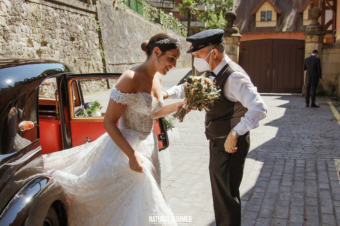La diseñadora guipuzcoana Uxue Morejón y el escolta del Unicaja, Darío Brizuela, se dieron el «sí quiero» en una boda celebrada en Hika Txakolindegia. Estas son las mejores imágenes del mediático enlace