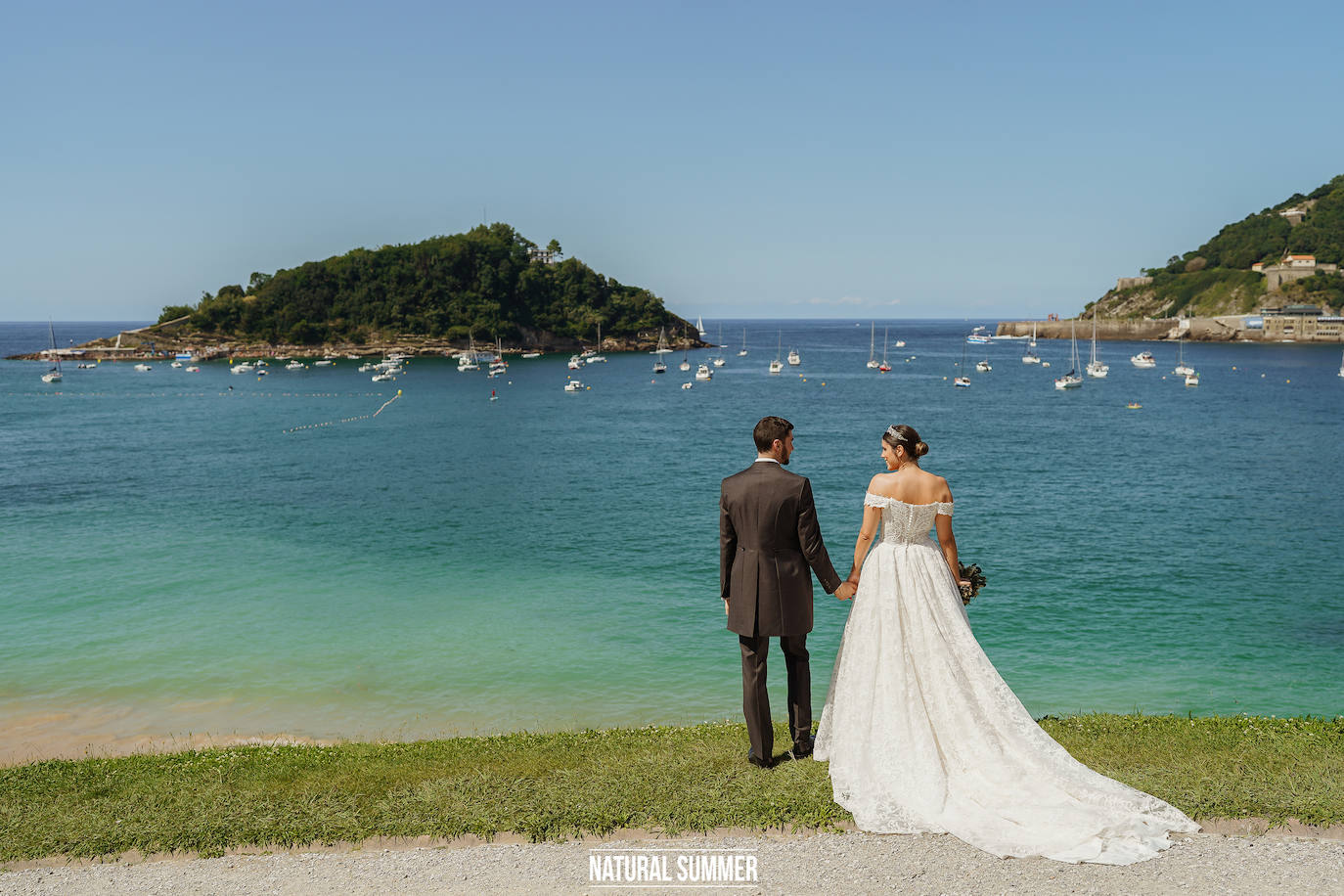 La diseñadora guipuzcoana Uxue Morejón y el escolta del Unicaja, Darío Brizuela, se dieron el «sí quiero» en una boda celebrada en Hika Txakolindegia. Estas son las mejores imágenes del mediático enlace