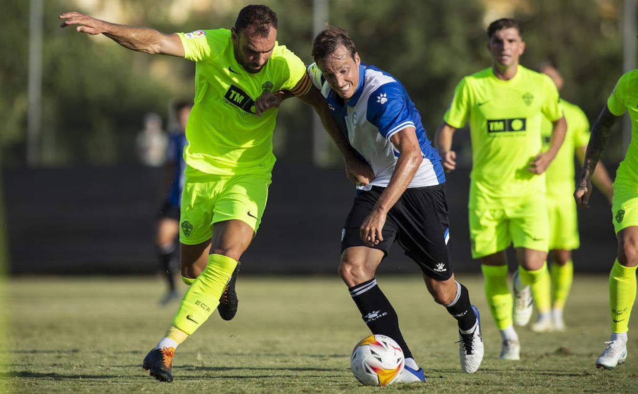 Pina, que pelea para conservar el balón en el duelo ante el Elche, parte en una buena situación para ser titular una temporada más en el Alavés. 