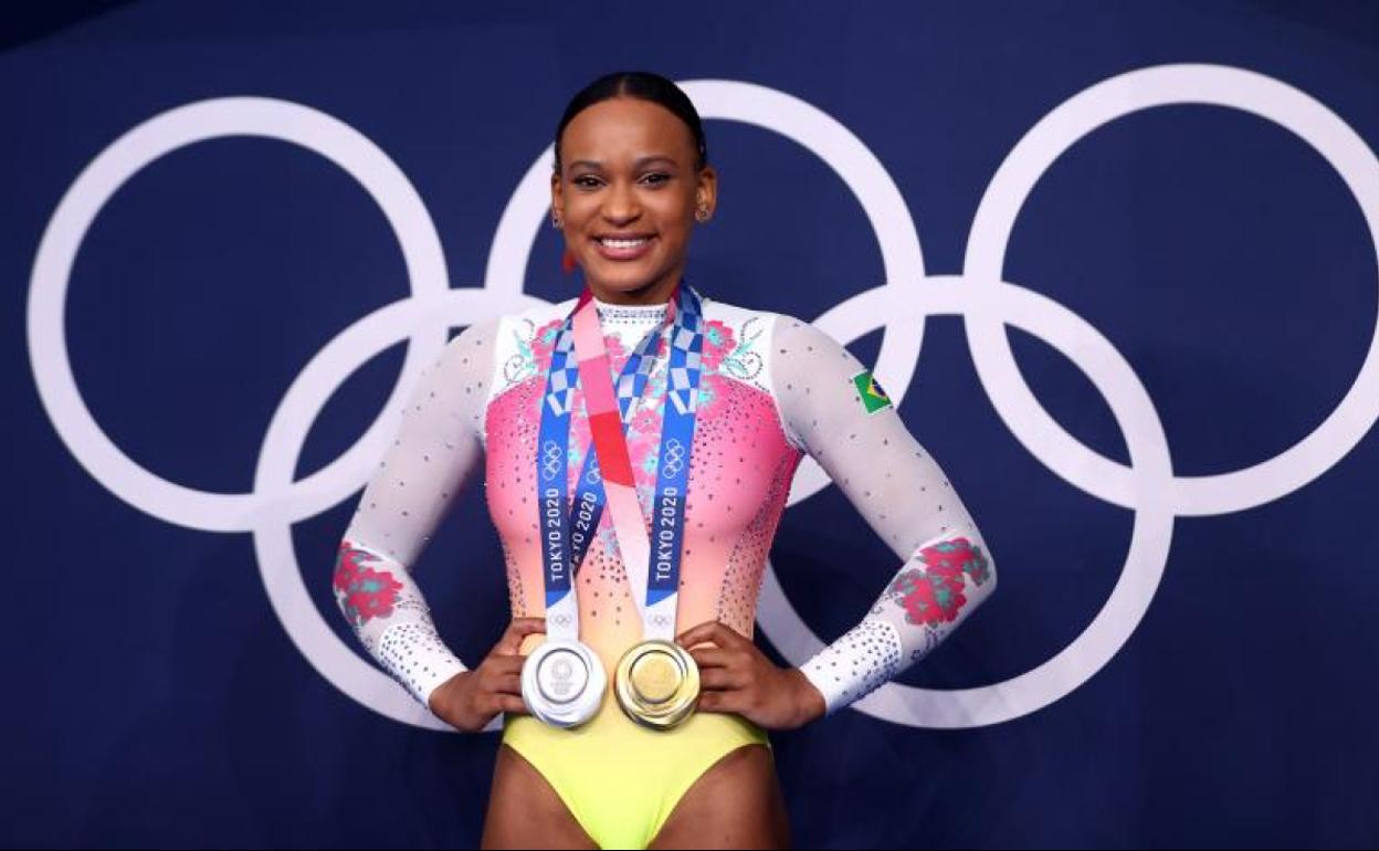 Rebeca Andrade posa con las dos medallas que ha logrado en Tokio. 