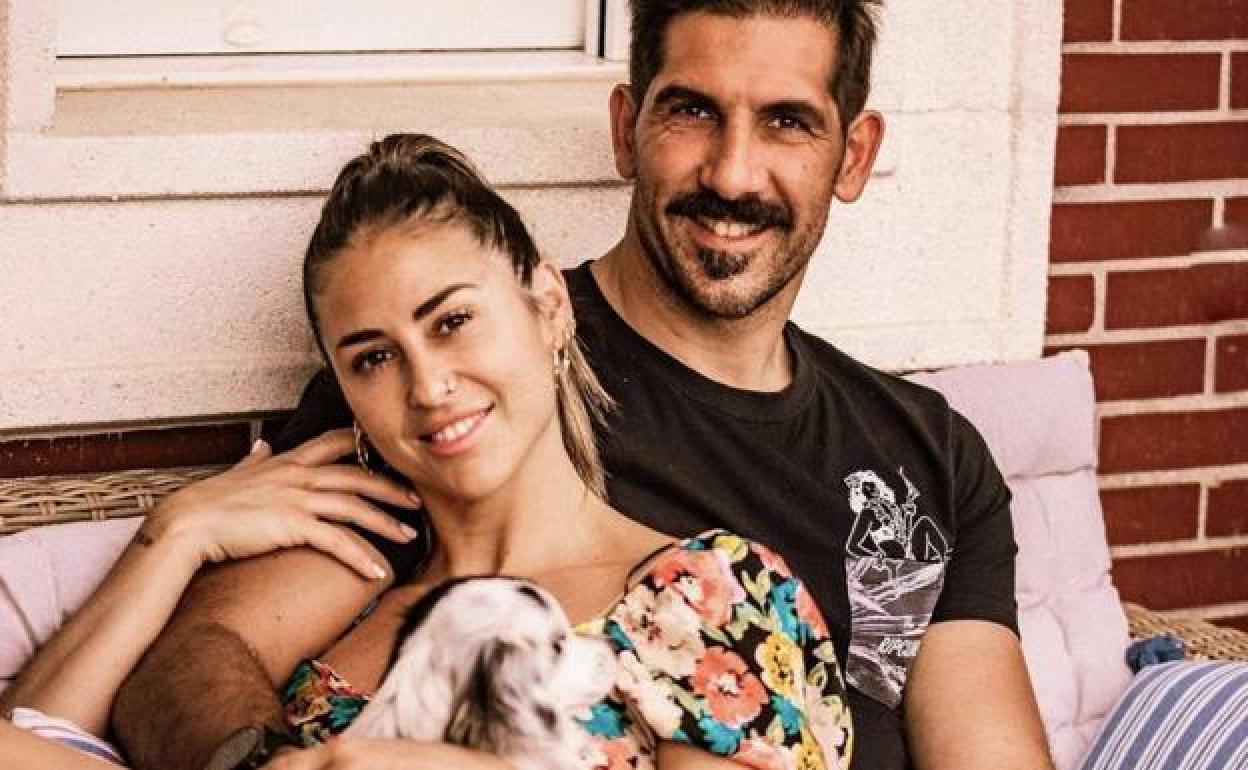 Carmen Esperanza y Gorka Iraizoz abrazan a la pequeña Nina.