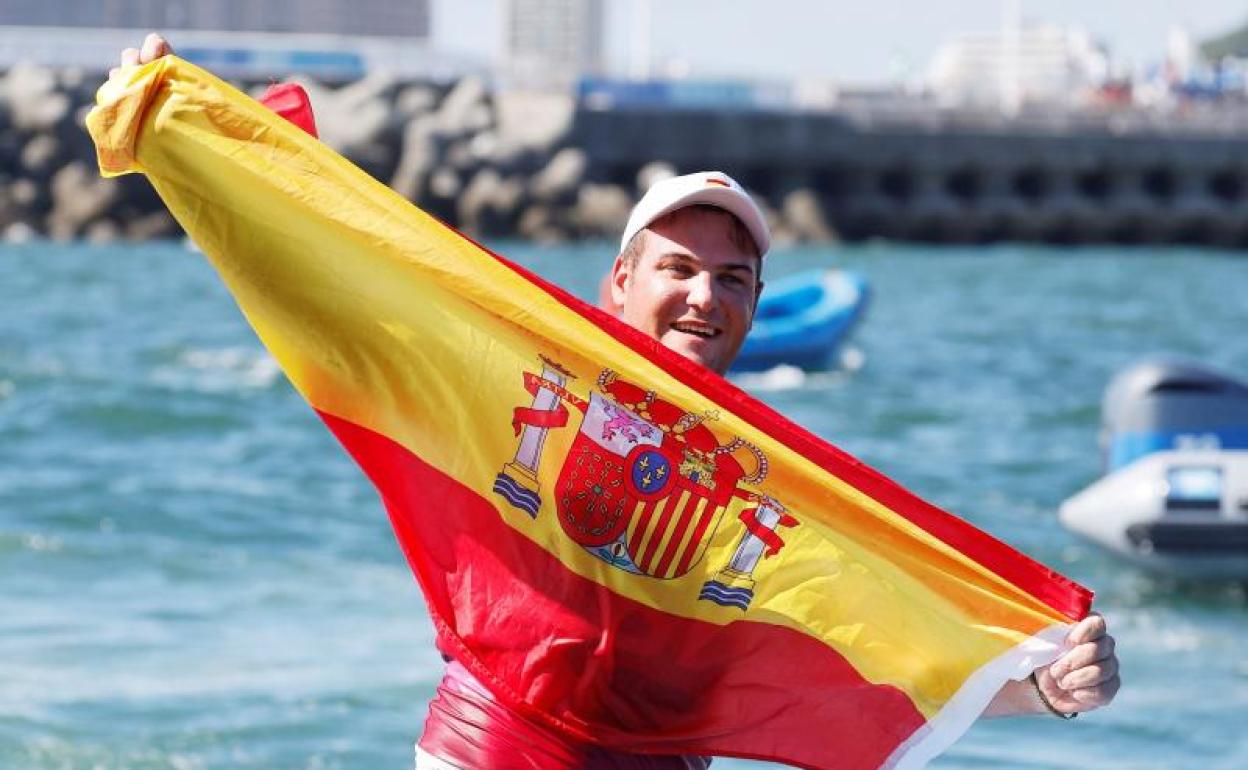 Joan Cardona celebra su medalla de bronce sujetando la bandera española. 