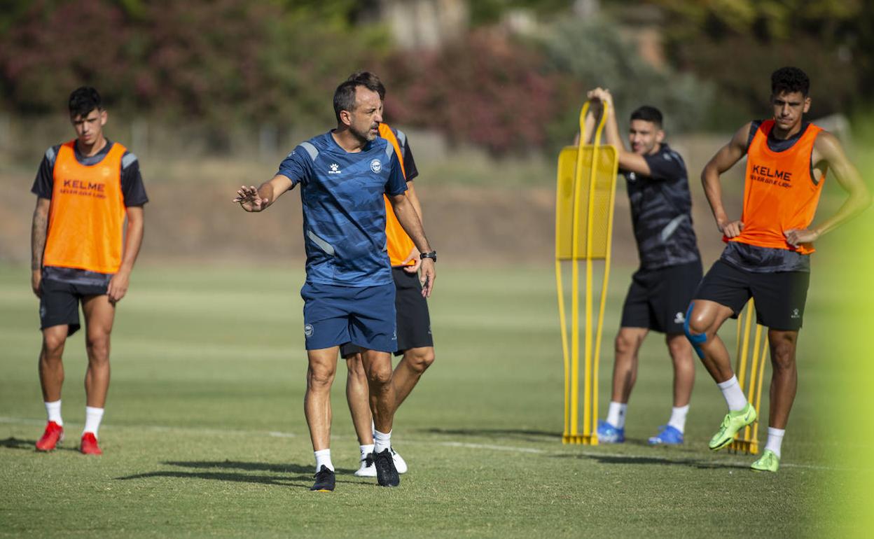 Álvarez da indicaciones a los futbolistas albiazules en un entrenamiento matinal de la concentración en La Manga. 