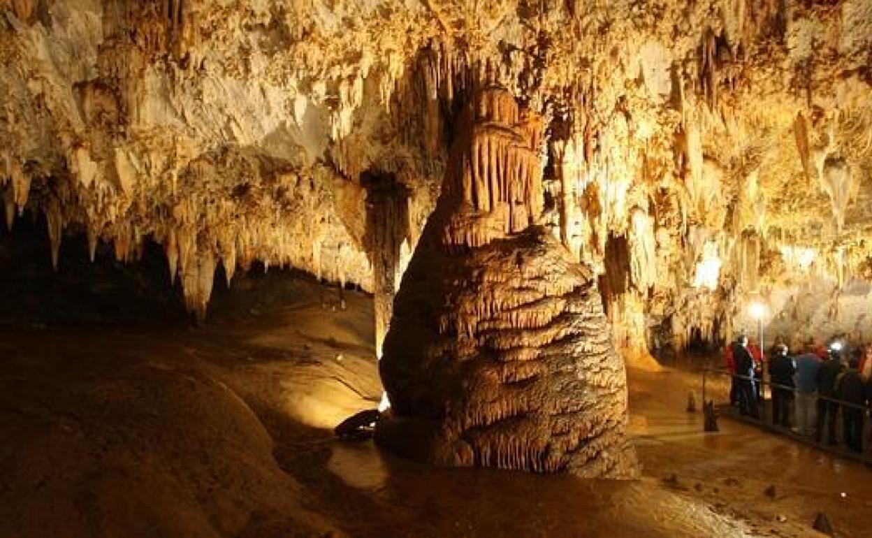 Cuevas de Pozalagua, en el valle de Carranza.