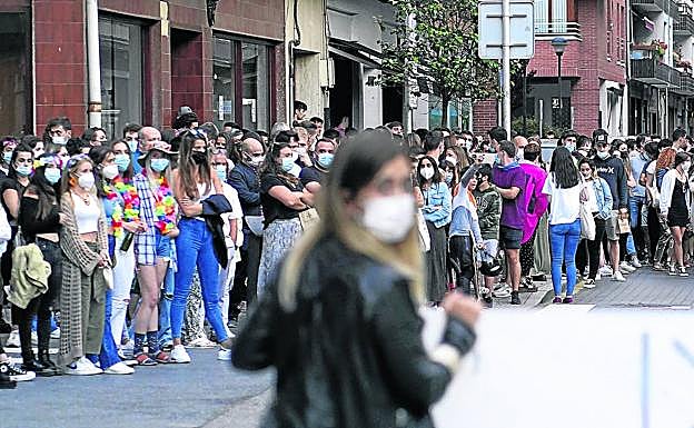 Cientos de personas participaron en la concentración de repulsa tras la paliza sufrida por Alexandru Andrei Ionita en Amorebieta. 