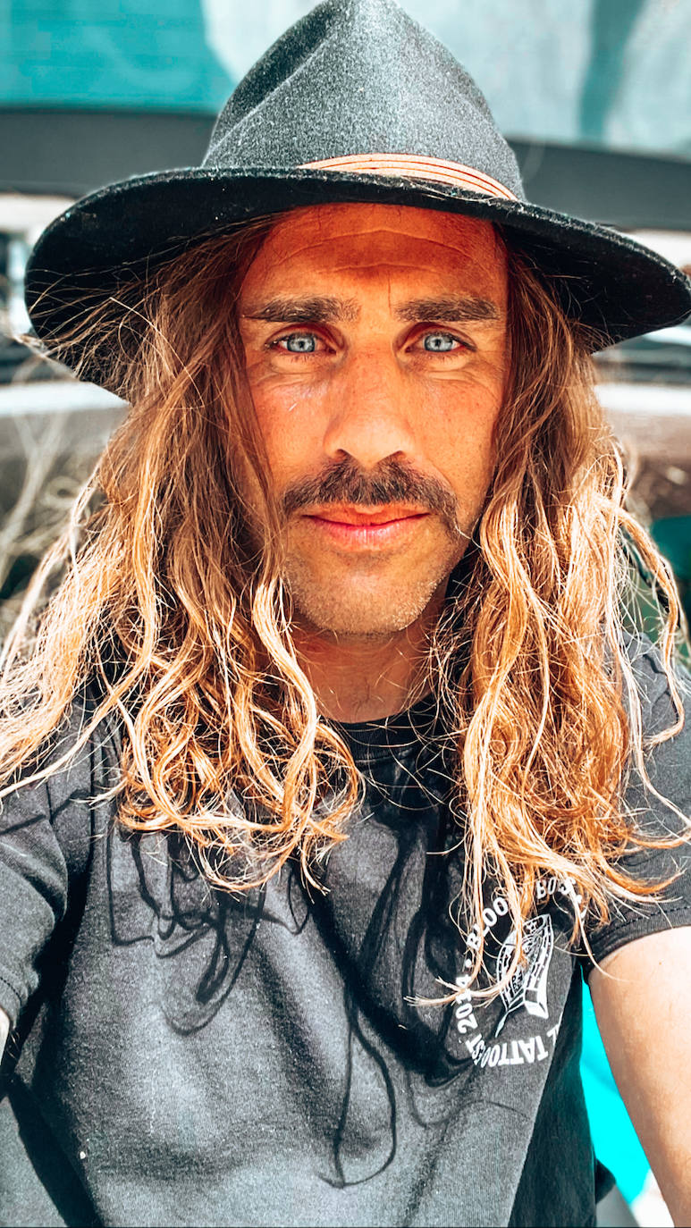 Fotos: Manu, el surfista de Leioa que arrasa en redes con sus camisas hawaianas y tatuajes