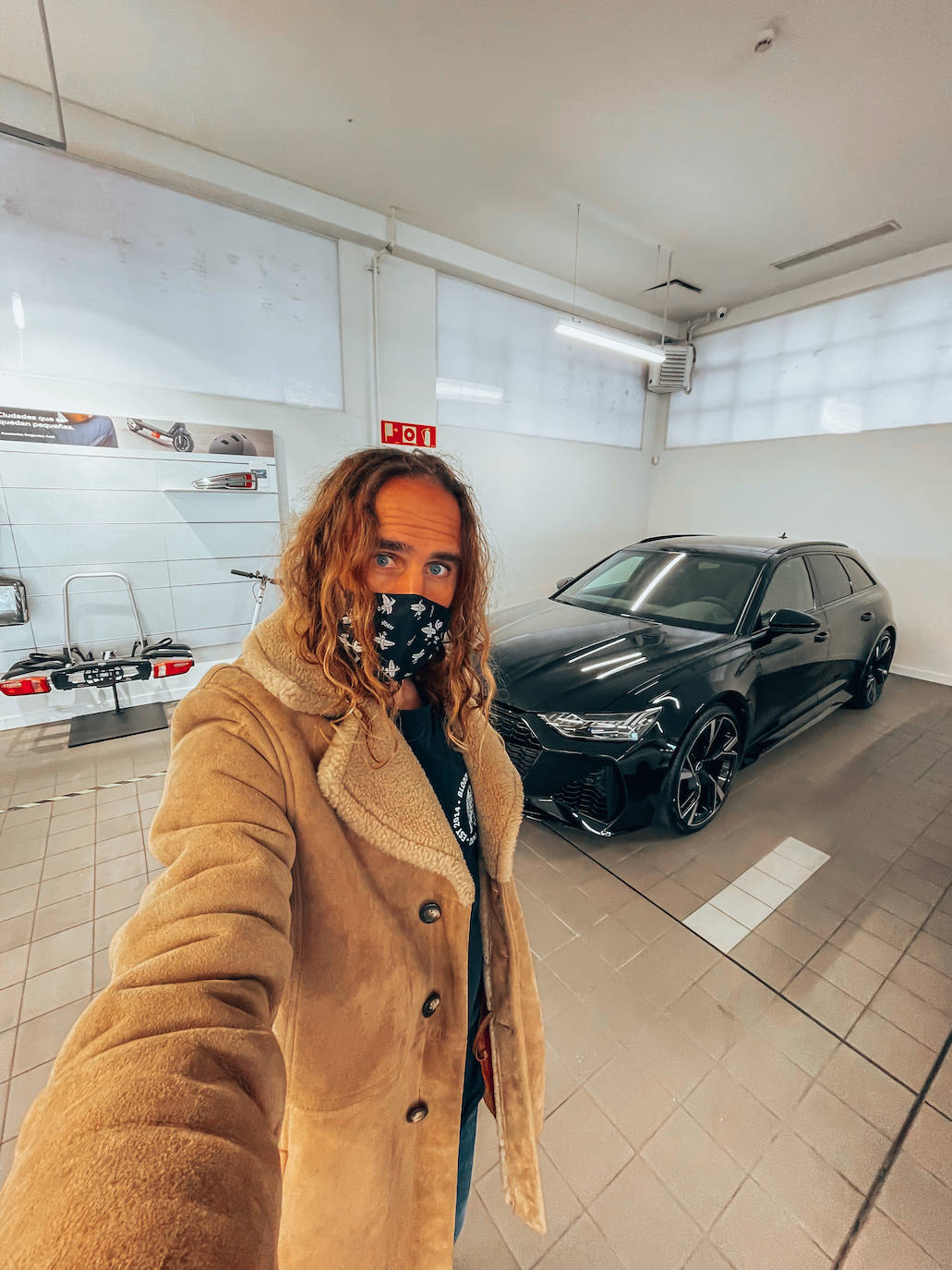 Fotos: Manu, el surfista de Leioa que arrasa en redes con sus camisas hawaianas y tatuajes