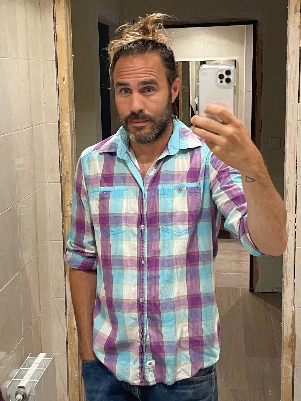 Fotos: Manu, el surfista de Leioa que arrasa en redes con sus camisas hawaianas y tatuajes