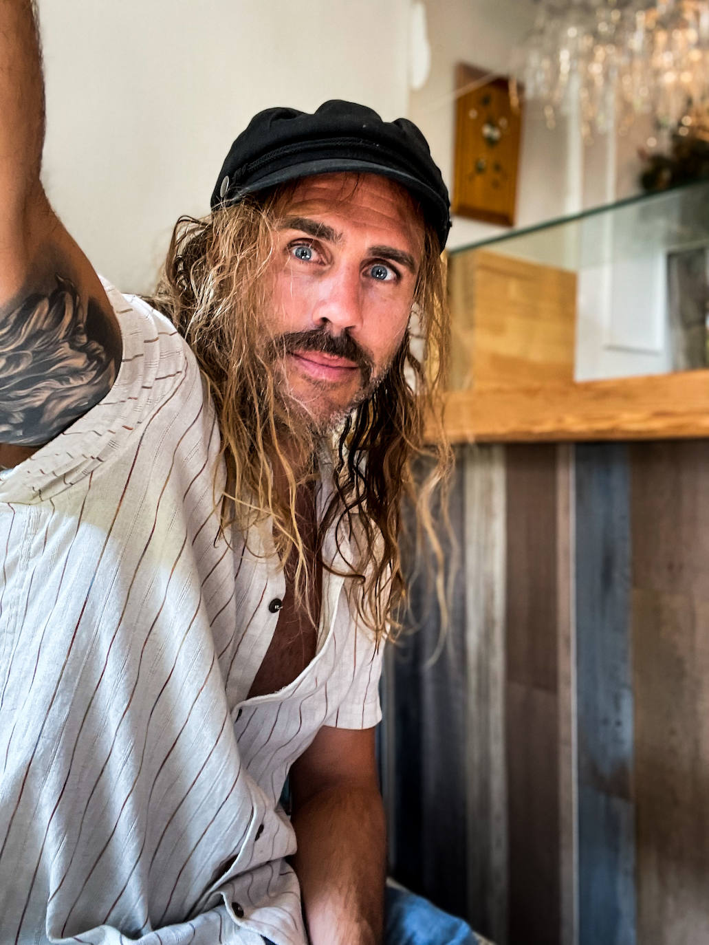 Fotos: Manu, el surfista de Leioa que arrasa en redes con sus camisas hawaianas y tatuajes