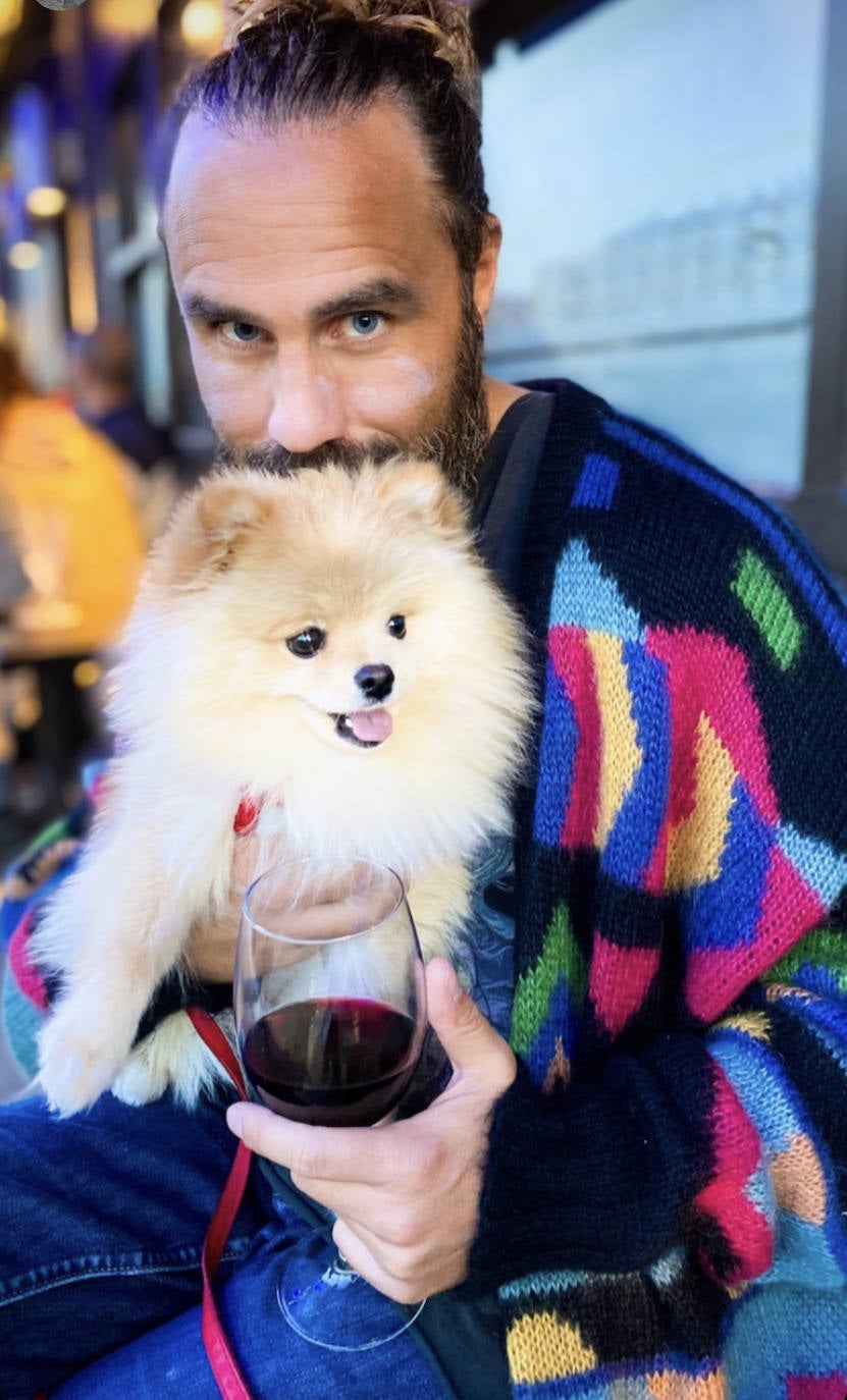 Fotos: Manu, el surfista de Leioa que arrasa en redes con sus camisas hawaianas y tatuajes