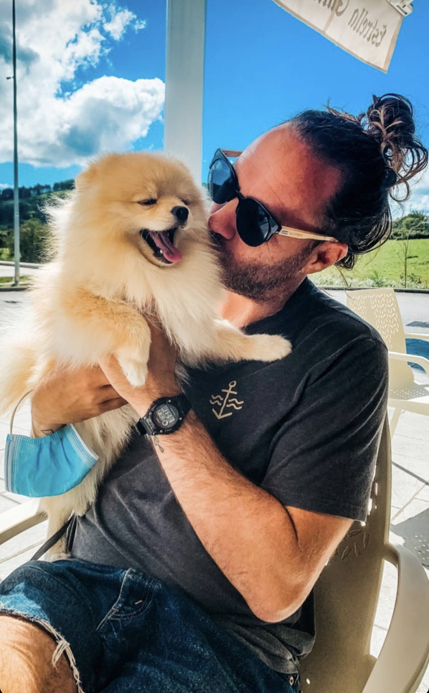 Fotos: Manu, el surfista de Leioa que arrasa en redes con sus camisas hawaianas y tatuajes